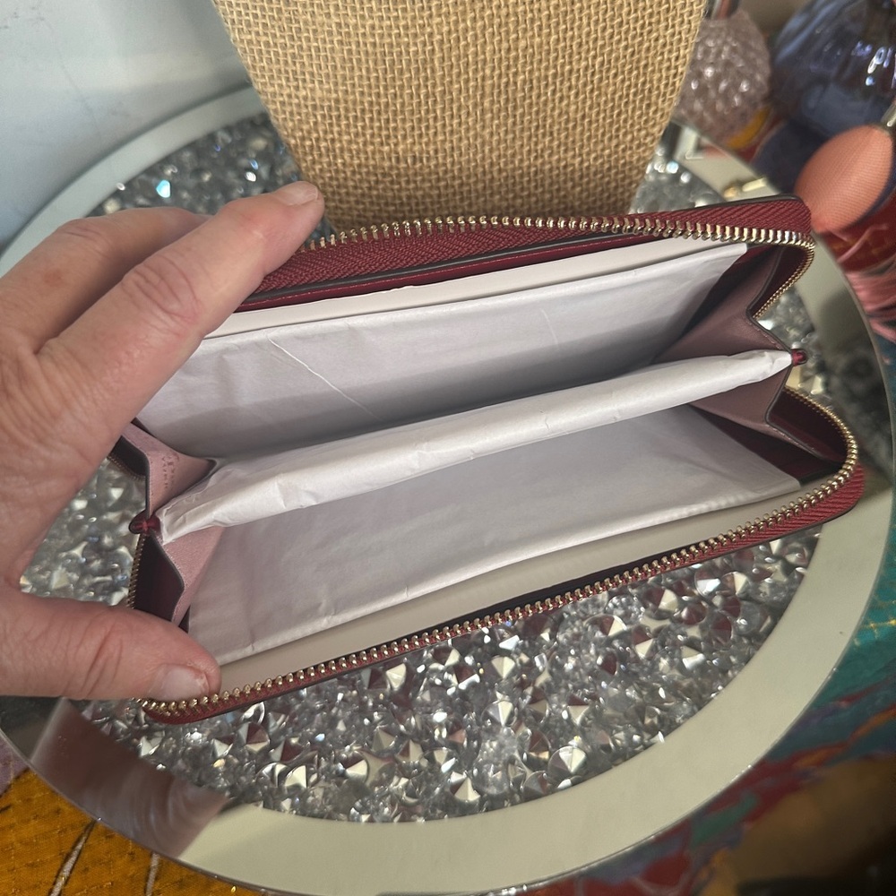 NWT Kate Spade Cedar Street Patent Lacey wallet. - Picture 4 of 8